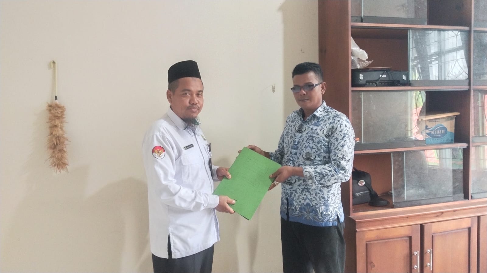 KUA Bunguran Barat Serahkan Dokumen Sertifikasi Tanah Wakaf ke ATR/BPN Natuna